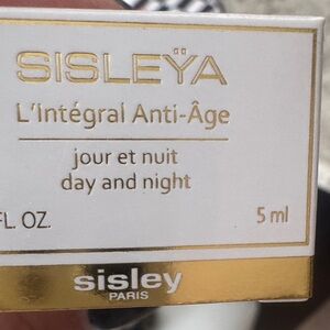 Sisley2 pcs  Sisleÿa L'Intégral Anti-Âge Cream5 ml,  - At Night  10 ml, pouch